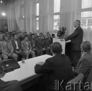 20.09.1975, Śląsk, Polska.
I Sekretarz KC PZPR, Edward Gierek, z wizytą w jednym ze śląskich zakładów pracy.
Fot. Kazimierz Seko, zbiory Ośrodka KARTA
