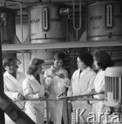 1975, Gliwice, woj. Katowice, Polska.
Fabryka Odczynników Chemicznych - grupa przodownic pracy.
Fot. Kazimierz Seko, zbiory Ośrodka KARTA

