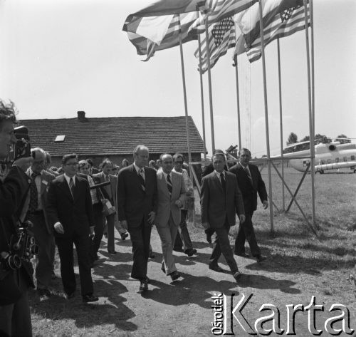 29.07.1975, Oświęcim-Brzezinka, Polska.
Prezydent Stanów Zjednoczonych Gerald Ford podczas zwiedzania obozu koncentracyjnego. Na masztach wiszą polskie i amerykańskie flagi, z prawej widoczny helikopter, którym przyleciała amerykańska delegacja.
Fot. Kazimierz Seko, zbiory Ośrodka KARTA