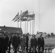 29.07.1975, Oświęcim-Brzezinka, Polska.
Prezydent Stanów Zjednoczonych Gerald Ford podczas zwiedzania obozu koncentracyjnego. Na masztach wiszą polskie i amerykańskie flagi, z prawej widoczny helikopter, którym przyleciała amerykańska delegacja.
Fot. Kazimierz Seko, zbiory Ośrodka KARTA