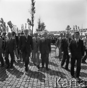 29.07.1975, Oświęcim-Brzezinka, Polska.
Prezydent Stanów Zjednoczonych Gerald Ford podczas zwiedzania obozu koncentracyjnego, w tle transparent z hasłem w języku polskim i angielskim: 