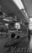 Maj 1976, Bielsko-Biała, woj. Katowice, Polska.
Pracownicy Doświadczalnych Zakładów Szybowcowych w hali produkcyjnej. Produkcja szybowca 