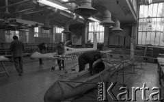Maj 1976, Bielsko-Biała, woj. Katowice, Polska.
Pracownicy Doświadczalnych Zakładów Szybowcowych w hali produkcyjnej. Produkcja szybowca 
