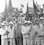 22.07.1974, Katowice, Polska.
Obchody XXX-lecia PRL, uroczyste powitanie radzieckiej delegacji z Leonidem Breżniewem na czele. Grupa hutników z flagami i portretami radzieckiego przywódcy.
Fot. Kazimierz Seko, zbiory Ośrodka KARTA
