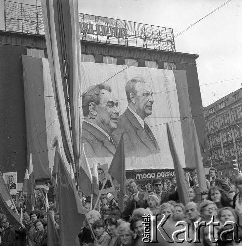 22.07.1974, Katowice, Polska.
Obchody XXX-lecia PRL, manifestanci z flagami podczas uroczystego powitania radzieckiej delegacji, na ścianie budynku portret Leonida Breżniewa i Edwarda Gierka.
Fot. Kazimierz Seko, zbiory Ośrodka KARTA
