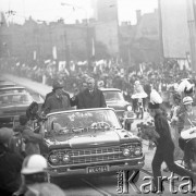 22.07.1974, Katowice, Polska.
Obchody XXX-lecia PRL, uroczyste powitanie radzieckiej delegacji. Przejazd Edwarda Gierka i Leonida Breżniewa ulicami miasta, z prawej górnik z bukietem kwiatów podbiegający do samochodu.
Fot. Kazimierz Seko, zbiory Ośrodka KARTA
