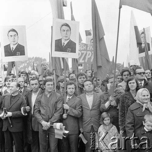 22.07.1974, Katowice, Polska.
Obchody XXX-lecia PRL, uroczyste powitanie radzieckiej delegacji z Leonidem Breżniewem na czele. Manifestanci z flagami i portretami radzieckiego przywódcy.
Fot. Kazimierz Seko, zbiory Ośrodka KARTA