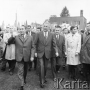 22.07.1974, Katowice, Polska.
Obchody XXX-lecia PRL, Edward Gierek i Leonid Breżniew odwiedzający jeden z zakładów pracy, za nimi z prawej I sekretarz Komitetu Wojewódzkiego PZPR - Zdzisław Grudzień.
Fot. Kazimierz Seko, zbiory Ośrodka KARTA
