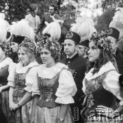 22.07.1974, Katowice, Polska.
Obchody XXX-lecia PRL, delegacja górników podczas spotkania z Leonidem Breżniewem, na pierwszym planie kobiety w regionalnych strojach.
Fot. Kazimierz Seko, zbiory Ośrodka KARTA
