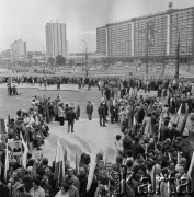 22.07.1974, Katowice, Polska.
Obchody XXX-lecia PRL, tłum czekający przed Wojewódzką Halą Widowiskowo-Sportową na przyjazd Edwarda Gierka i Leonida Breżniewa. Hasło na budynku mieszkalnym w tle: 