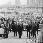 22.07.1974, Katowice, Polska.
Obchody XXX-lecia PRL, Edward Gierek, Leonid Breżniew oraz Zdzisław Grudzień wchodzący do Wojewódzkiej Hali Widowiskowo-Sportowej.
Fot. Kazimierz Seko, zbiory Ośrodka KARTA
