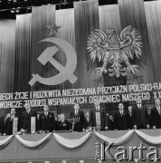 22.07.1974, Katowice, Polska.
Uroczyste obchody XXX-lecia PRL, za stołem prezydialnym stoją od lewej: NN, Piotr Jaroszewicz, Leonid Breżniew, Zdzisław Grudzień, Edward Gierek, Edward Babiuch. Nad nimi wisi hasło: 