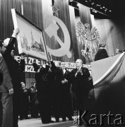 22.07.1974, Katowice, Polska.
Uroczyste obchody XXX-lecia PRL, delegacja górników i I sekretarz Komitetu Wojewódzkiego PZPR - Zdzisław Grudzień z prezentem dla Leonida Breżniewa - obrazem przedstawiającym moskiewski Plac Czerwony.
Fot. Kazimierz Seko, zbiory Ośrodka KARTA
