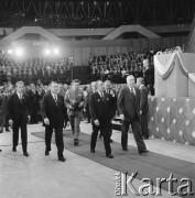 22.07.1974, Katowice, Polska.
Uroczyste obchody XXX-lecia PRL, Edward Gierek, Leonid Breżniew i Zdzisław Grudzień idący po czerwonym dywanie.
Fot. Kazimierz Seko, zbiory Ośrodka KARTA
