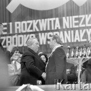 22.07.1974, Katowice, Polska.
Obchody XXX-lecia PRL, dekoracja Leonida Breżniewa.
Fot. Kazimierz Seko, zbiory Ośrodka KARTA