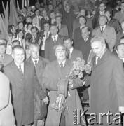 22.07.1974, Katowice, Polska.
Obchody XXX-lecia PRL, pożegnanie radzieckiej delegacji, w środku z bukietem goździków stoi Leonid Breżniew, z prawej Edward Gierek, z lewej Zdzisław Grudzień.
Fot. Kazimierz Seko, zbiory Ośrodka KARTA
