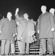 22.07.1974, Katowice, Polska.
Obchody XXX-lecia PRL, pożegnanie radzieckiej delegacji, w środku z bukietem goździków stoi Leonid Breżniew, z prawej Edward Gierek i Piotr Jaroszewicz, z lewej Zdzisław Grudzień.
Fot. Kazimierz Seko, zbiory Ośrodka KARTA
