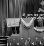 22.07.1974, Katowice, Polska.
Uroczyste obchody XXX-lecia PRL, delegacja górników i I sekretarz Komitetu Wojewódzkiego PZPR - na mównicy stoi Leonid Breżniew - z tyłu obraz przedstawiający moskiewski Plac Czerwony - prezent dla Breżniewa.
Fot. Kazimierz Seko, zbiory Ośrodka KARTA
