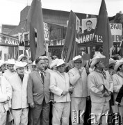 22.07.1974, Katowice, Polska.
Obchody XXX-lecia PRL, uroczyste powitanie radzieckiej delegacji z Leonidem Breżniewem na czele. Grupa hutników z flagami i portretami radzieckiego przywódcy.
Fot. Kazimierz Seko, zbiory Ośrodka KARTA
