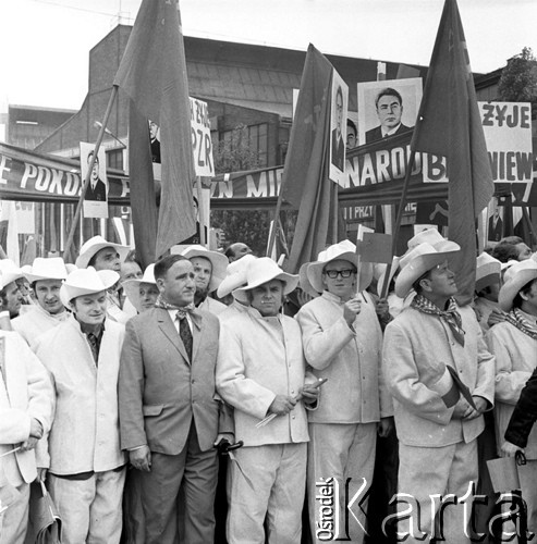 22.07.1974, Katowice, Polska.
Obchody XXX-lecia PRL, uroczyste powitanie radzieckiej delegacji z Leonidem Breżniewem na czele. Grupa hutników z flagami i portretami radzieckiego przywódcy.
Fot. Kazimierz Seko, zbiory Ośrodka KARTA
