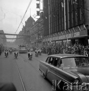 22.07.1974, Katowice, Polska.
Obchody XXX-lecia PRL, uroczyste powitanie radzieckiej delegacji. Przejazd Edwarda Gierka i Leonida Breżniewa ulicami miasta. Z prawej wisi transparent: 