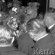 22.07.1974, Katowice, Polska.
Obchody XXX-lecia PRL, pożegnanie radzieckiej delegacji, Leonida Breżniewa żegna kobieta w śląskim stroju.
Fot. Kazimierz Seko, zbiory Ośrodka KARTA
