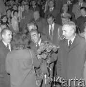 22.07.1974, Katowice, Polska.
Obchody XXX-lecia PRL, pożegnanie radzieckiej delegacji, w środku z bukietem goździków stoi Leonid Breżniew, z prawej Edward Gierek, z lewej Zdzisław Grudzień.
Fot. Kazimierz Seko, zbiory Ośrodka KARTA
