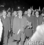 22.07.1974, Katowice, Polska.
Obchody XXX-lecia PRL, pożegnanie radzieckiej delegacji, w środku z bukietem goździków stoi Leonid Breżniew, z prawej Edward Gierek, z lewej Zdzisław Grudzień.
Fot. Kazimierz Seko, zbiory Ośrodka KARTA
