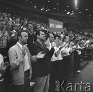 Czerwiec 1976, Katowice, Polska.
Spotkanie Edwarda Gierka, I Sekretarza KC PZPR, z ludźmi pracy województwa katowickiego, na zdjęciu grupa pracowników Huty Katowice.
Fot. Kazimierz Seko, zbiory Ośrodka KARTA