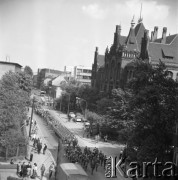 Maj 1977, Katowice, Polska.
Pogrzeb płk Włodzimierza Stahla, kondukt przechodzący ulicami miasta.
Fot. Kazimierz Seko, zbiory Ośrodka KARTA
