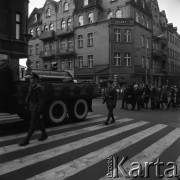 Maj 1977, Katowice, Polska.
Pogrzeb płk Włodzimierza Stahla, kondukt przechodzący ulicami miasta, na pierwszym planie trumna na platformie samochodu, w asyście żołnierzy Ludowego Wojska Polskiego.
Fot. Kazimierz Seko, zbiory Ośrodka KARTA