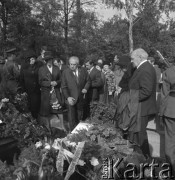 Maj 1977, Katowice, Polska.
Pogrzeb płk Włodzimierza Stahla, w środku stoi Wojewoda Śląski - Jerzy Ziętek.
Fot. Kazimierz Seko, zbiory Ośrodka KARTA