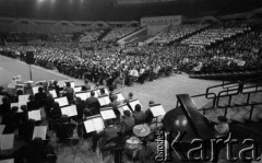 Listopad 1977, Katowice, Polska.
Wojewódzka Hala Widowiskowo-Sportowa, akademia z okazji 60-tej rocznicy Rewolucji Październikowej, na pierwszym planie członkowie orkiestry.
Fot. Kazimierz Seko, zbiory Ośrodka KARTA