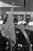 Listopad 1977, Katowice, Polska.
Wojewódzka Hala Widowiskowo-Sportowa, akademia z okazji 60-tej rocznicy Rewolucji Październikowej, poczet sztandarowy górników przed stołem prezydialnym.
Fot. Kazimierz Seko, zbiory Ośrodka KARTA