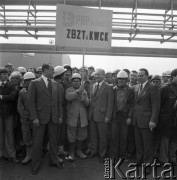 28.04.1977, Dąbrowa Górnicza, Polska.
Przedsiębiorstwo Budownictwa Przemysłowego PBP Budostal - robotnicy i dyrekcja zakładu czekający na przyjazd Edwarda Gierka.
Fot. Kazimierz Seko, zbiory Ośrodka KARTA