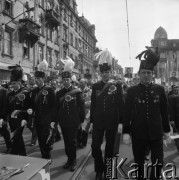 1.05.1977, Katowice, Polska.
Pochód pierwszomajowy, górnicy w galowych strojach, za nimi idą uczestnicy pochodu niosący portrety przodowników pracy.
Fot. Kazimierz Seko, zbiory Ośrodka KARTA
