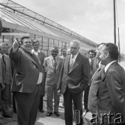 1977, woj. Katowice, Polska.
Dyrektor Kałużny oprowadza Edwarda Gierka po Kombinacie Ogrodniczym. 
Fot. Kazimierz Seko, zbiory Ośrodka KARTA