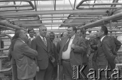 1977, woj. Katowice, Polska.
Dyrektor Kałużny oprowadza Edwarda Gierka po Kombinacie Ogrodniczym. 
Fot. Kazimierz Seko, zbiory Ośrodka KARTA