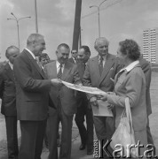 1977, Tychy, Polska.
Architekci i urbaniści - Kazimierz Wejchert i Hanna Adamczewska-Wejchert pokazują Edwardowi Gierkowi plan miasta Nowe Tychy. W środku stoi Zdzisław Grudzień.
Fot. Kazimierz Seko, zbiory Ośrodka KARTA