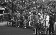 25.06.1978, Chorzów, woj. Katowice, Polska.
Stadion Śląski, zawody żużlowe, zawodnicy przed startem.
Fot. Kazimierz Seko, zbiory Ośrodka KARTA