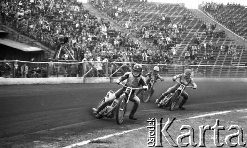 25.06.1978, Chorzów, woj. Katowice, Polska.
Stadion Śląski, zawody żużlowe, zawodnicy ścigający się na torze.
Fot. Kazimierz Seko, zbiory Ośrodka KARTA