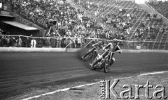 25.06.1978, Chorzów, woj. Katowice, Polska.
Stadion Śląski, finał Mistrzostw Świata Par na Żużlu, zawodnicy ścigający się na torze.
Fot. Kazimierz Seko, zbiory Ośrodka KARTA