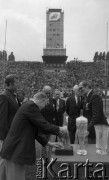 25.06.1978, Chorzów, woj. Katowice, Polska.
Stadion Śląski, finał Mistrzostw Świata Par na Żużlu, działacze przygotowujący puchary dla zawodników.
Fot. Kazimierz Seko, zbiory Ośrodka KARTA