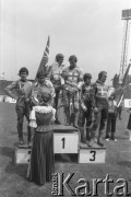 25.06.1978, Chorzów, woj. Katowice, Polska.
Stadion Śląski, finał Mistrzostw Świata Par na Żużlu, zwycięzcy na podium, 1- drużyna z Anglii - Malcolm Simmons i Gordon Kennett, 2 - zawodnicy z Nowej Zelandii, Ivan Mauger i Larry Ross, 3 - Ole Olsen i Finn Thomsen z Danii.
Fot. Kazimierz Seko, zbiory Ośrodka KARTA