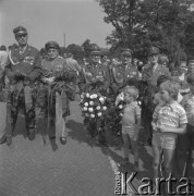 1978, Katowice, Polska.
Grupa kombatantów z wieńcami podczas uroczystości, z prawej stoją dzieci.
Fot. Kazimierz Seko, zbiory Ośrodka KARTA