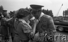 1978, Katowice, Polska.
Harcerki zakładające chusty kosmonautom, z lewej stoi Piotr Klimuk.
Fot. Kazimierz Seko, zbiory Ośrodka KARTA
