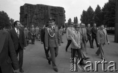 1978, Sosnowiec, woj. Katowice, Polska.
Uroczysta delegacja pod Pomnikiem Czynu Rewolucyjnego, na pierwszym planie kosmonauci: Mirosław Hermaszewski i Piotr Klimuk. 
Fot. Kazimierz Seko, zbiory Ośrodka KARTA
