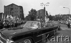 1978, Katowice, Polska.
Radzieccy kosmonauci, m.in. Piotr Klimuk oraz polski kosmonauta Mirosław Hermaszewski z wizytą w Katowicach, przejazd przez miasto otwartym samochodem.
Fot. Kazimierz Seko, zbiory Ośrodka KARTA
