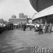 1978, Katowice, Polska.
Uroczystości z okazji wizyty kosmonautów: Mirosława Hermaszewskiego i Piotra Klimuka. Osoby oczekujące przed 