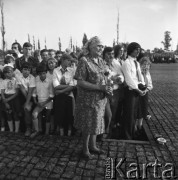 3.09.1979, Oświęcim-Brzezinka, Polska.
Manifestacja pokojowa w 40 rocznicę wybuchu II wojny światowej, na pierwszym planie starsza kobieta z bukietem kwiatów, za nią grupa dzieci i młodzieży.
Fot. Kazimiesz Seko, zbiory Ośrodka KARTA udostępniła Barbara Karwat-Seko.
